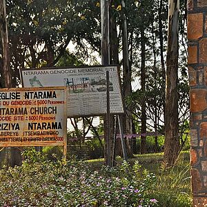 Eingangsschild der Kirche und Gedenkstätte Ntarama mit Angabe der Opferzahlen (5000)