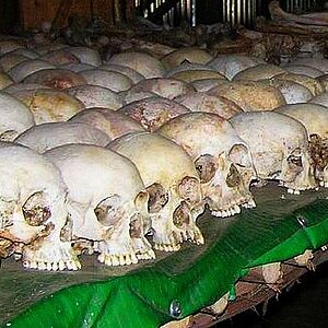 [Translate to Englisch:] Menschliche Schädel in der Völkermordgedenkstätte Bisesero